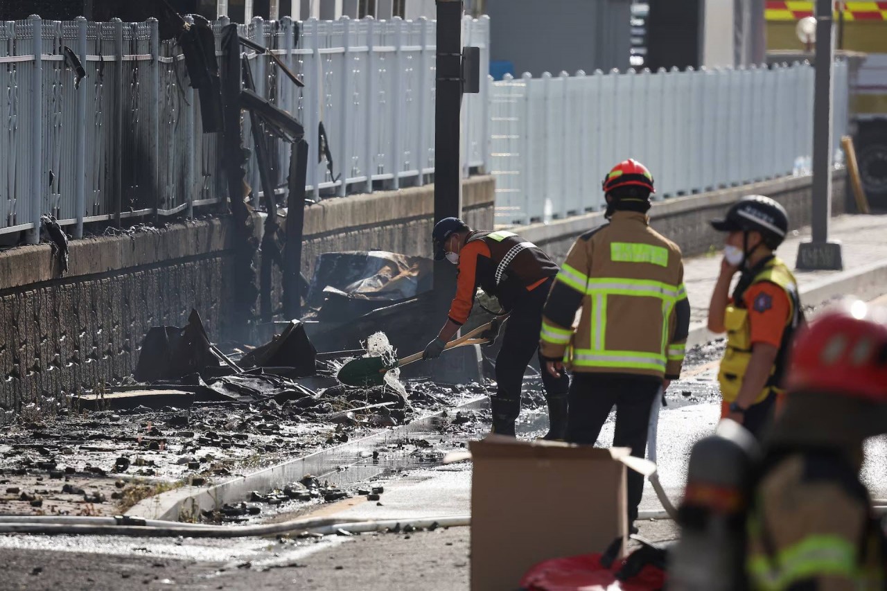 Đống đổ nát sau đám cháy nhà máy sản xuất pin ở Hàn Quốc