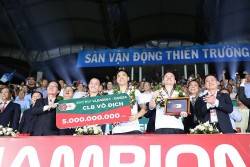 Hình ảnh cầu thủ CLB Nam Định bên người thân mừng chức vô địch V-League 2023/24