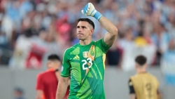Argentina giành chiến thắng, thủ môn Emiliano Martinez ăn mừng khiến fan Chile tức giận