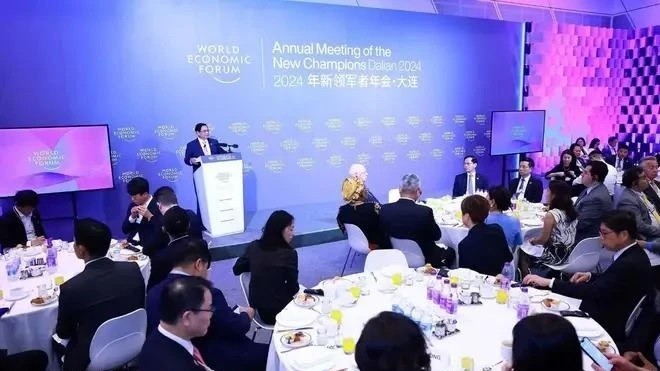 PM Pham Minh Chinh holds dialogues with major WEF enterprises