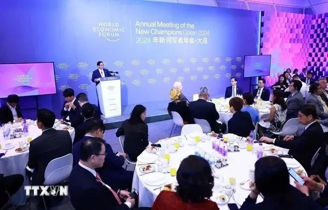 PM Pham Minh Chinh holds dialogues with major WEF enterprises