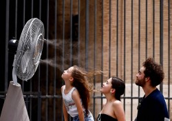 Người dân châu lục bảo tình trạng nắng nóng kéo dài