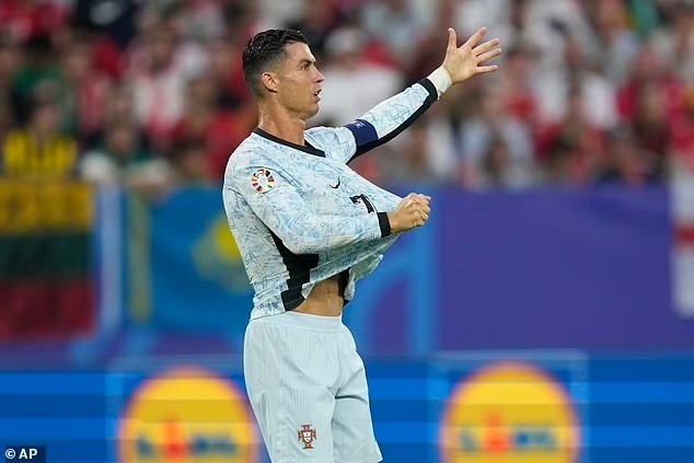Ronaldo mất oan 1 quả penalty?