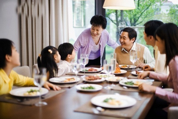 Bữa cơm gia đình giúp kết nối các thành viên trong gia đình. (Nguồn: giadinhvietnam.com)