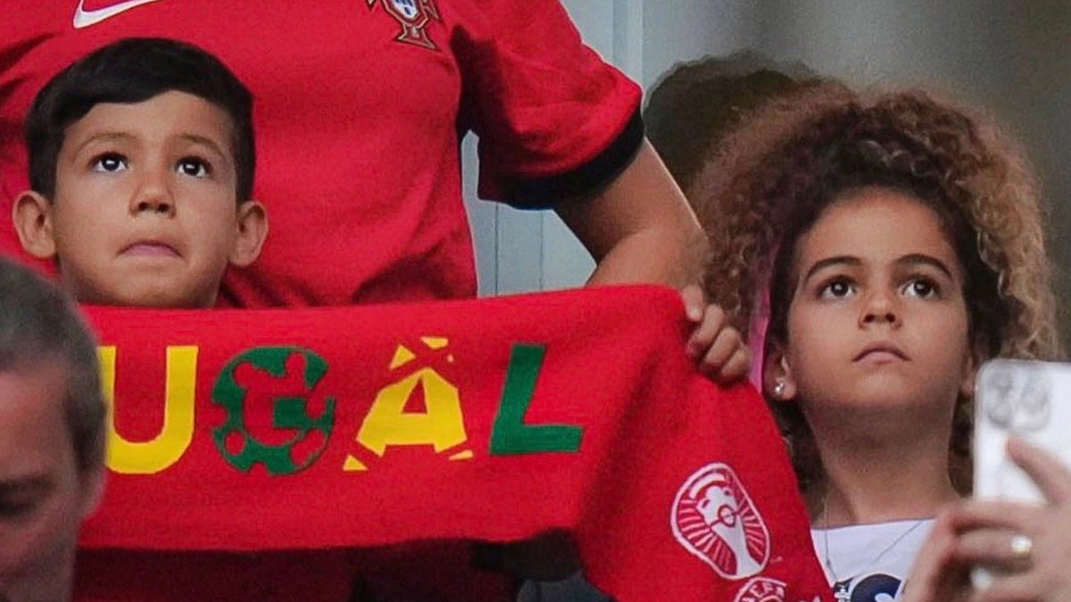 Bạn gái Georgina đưa đàn con tới sân cổ vũ trong ngày buồn của C. Ronaldo