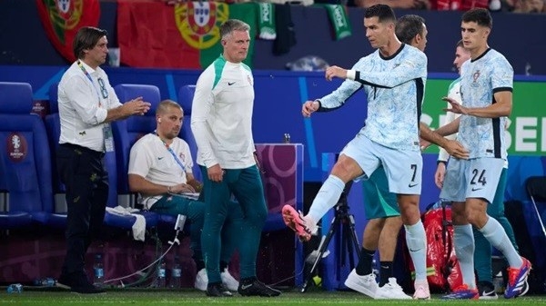 Hình ảnh không đẹp của Ronaldo ở trận thua Georgia