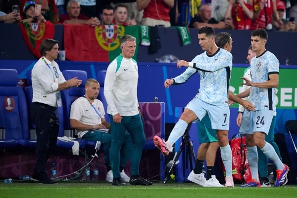 Ronaldo bày tỏ sự tức giận khi bị thay ra giữa chừng. (Nguồn GettyImages)