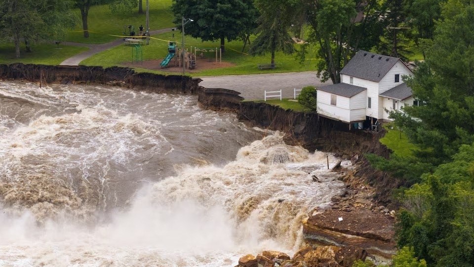 Đập nước hàng trăm tuổi ở Mỹ ‘oằn mình’ trước trận lũ lụt nghiêm trọng