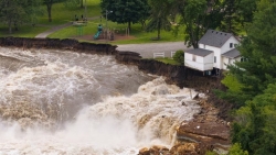 Đập nước hàng trăm tuổi ở Mỹ ‘oằn mình’ trước trận lũ lụt nghiêm trọng
