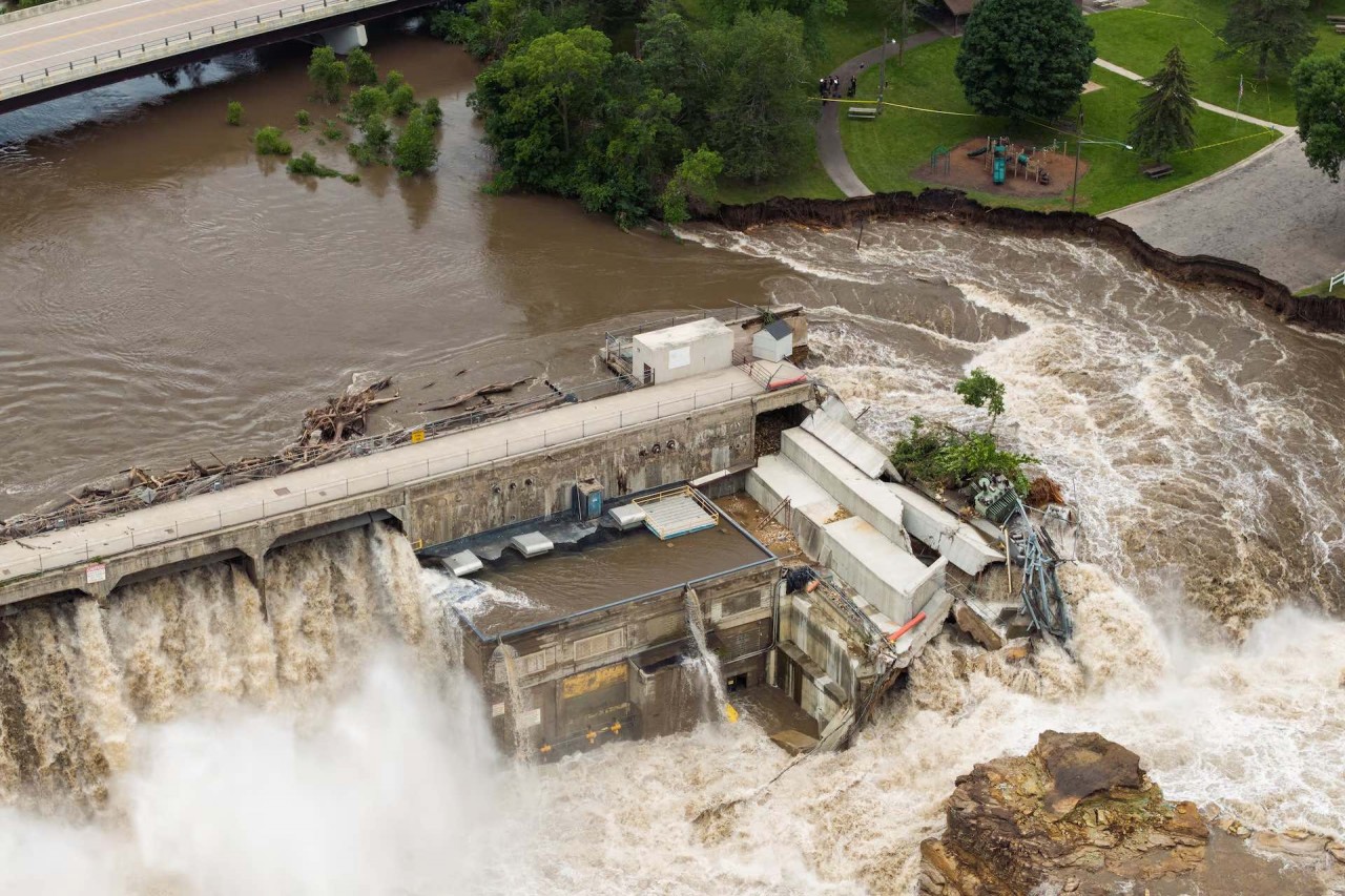 Hình ảnh đập nước hàng trăm tuổi ở Mỹ ‘oằn mình’ trước trận lũ lụt nghiêm trọng