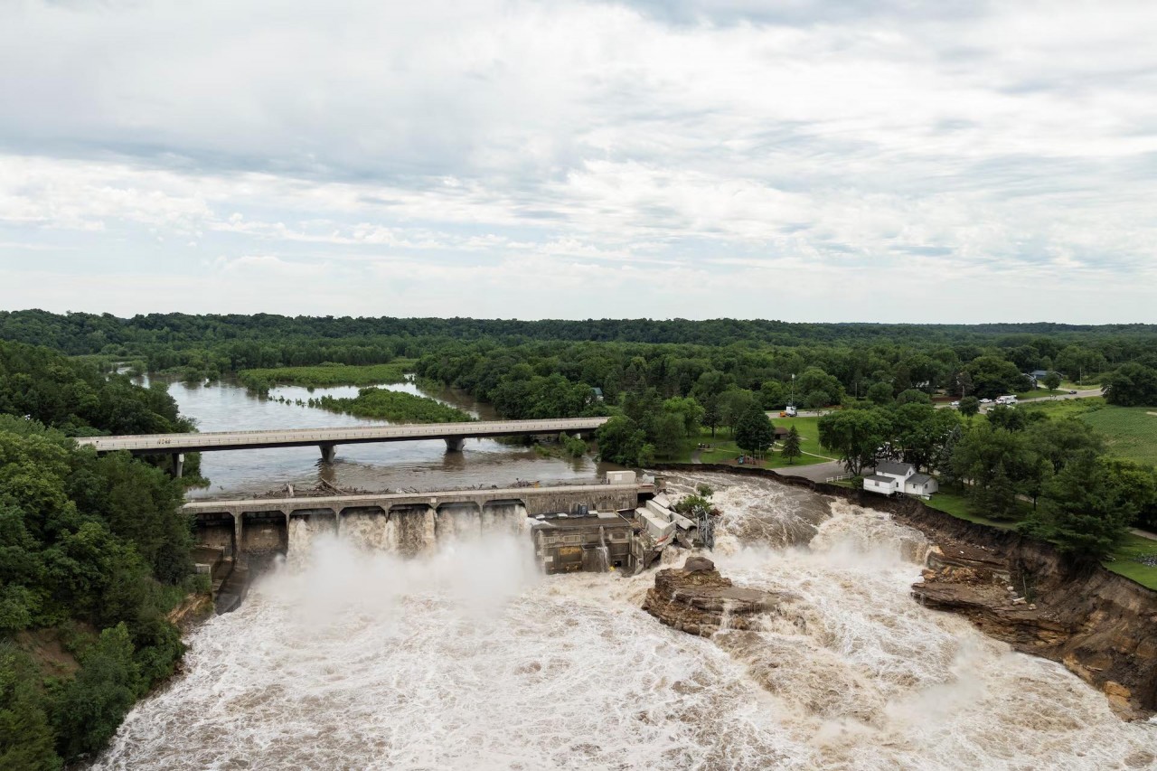 Hình ảnh đập nước hàng trăm tuổi ở Mỹ ‘oằn mình’ trước trận lũ lụt nghiêm trọng