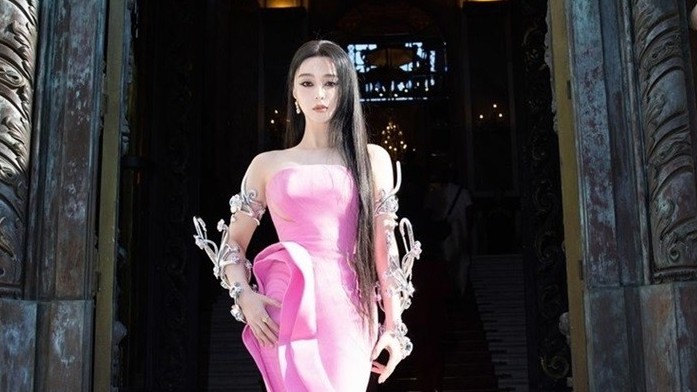 Dự Tuần lễ thời trang Paris 2024, Phạm Băng Băng được khen đẹp như đóa hồng