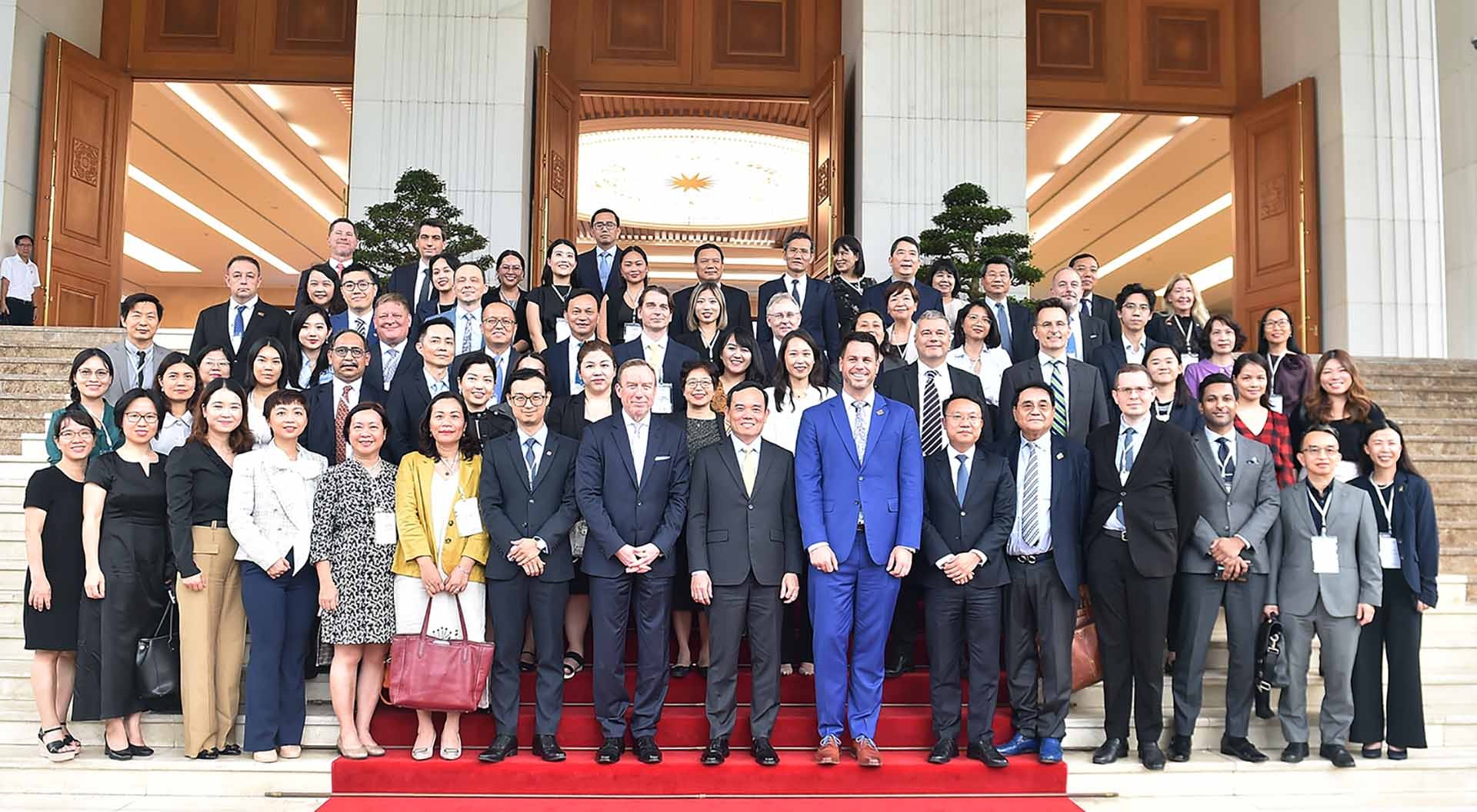 Phó Thủ tướng Trần Lưu Quang với các đại biểu. (Nguồn: VGP)