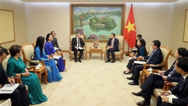 Deputy PM Le Mnh Khai receives Group Chairman of Standard Chartered in Hanoi