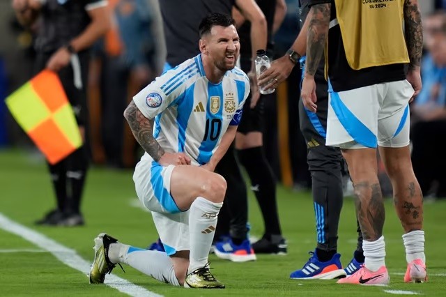 Lionel Messi đau chân khi đang thi đấu vòng bảng Copa America 2024. (Nguồn: AP)