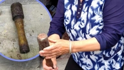 Bà cụ 90 tuổi dùng quả lựu đạn làm chày giã hạt tiêu hơn 20 năm