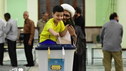 Cử tri Iran bắt đầu đi bầu cử tổng thống, 2 ứng cử viên bỏ cuộc trước 'giờ G'