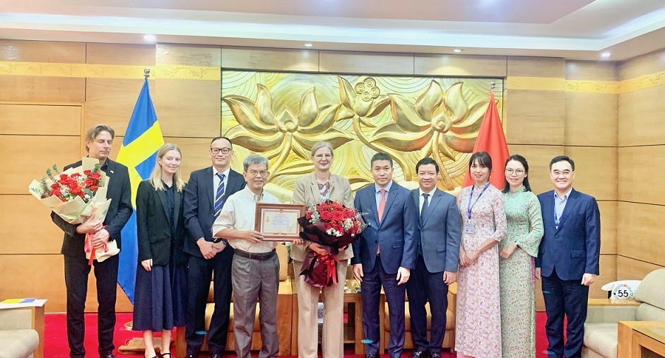 Trao tặng Kỷ niệm chương 'Vì hòa bình, hữu nghị giữa các dân tộc’ cho Đại sứ Thụy Điển tại Việt Nam Ann Mawe