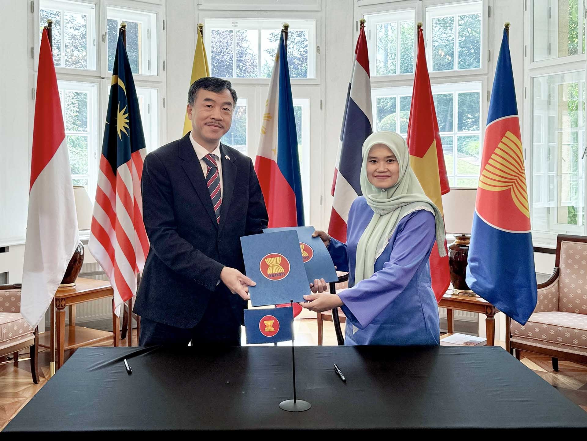 Đại sứ Malaysia Suzilah Mohd Sidek và Đại sứ Dương Hoài Nam ký kết Biên bản chính thức chuyển giao vai trò Chủ tịch luân phiên Ủy ban ASEAN.