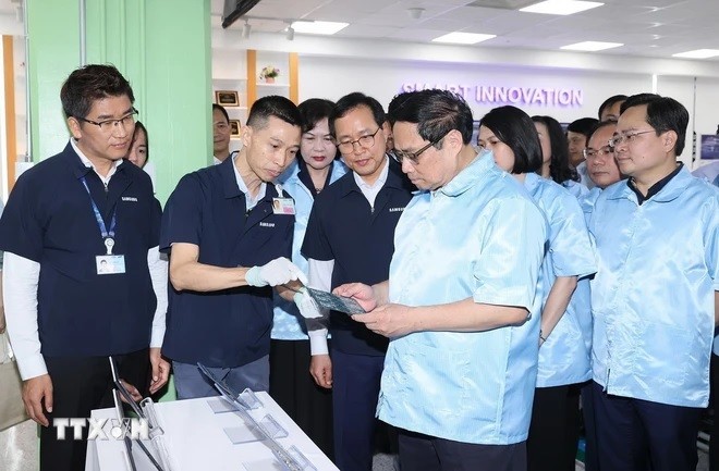 Thủ tướng Phạm Minh Chính thăm dây chuyền sản xuất thiết bị điện tử của Công ty TNHH Samsung Electronics Việt Nam.
