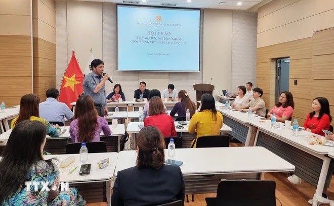 Ông Đoàn Quang Việt, Quản trị viên trang điện tử “Hàn Quốc ngày nay”, tham luận tại Hội thảo tư vấn viên, đại diện nhóm cộng đồng Việt Nam tại Hàn Quốc.