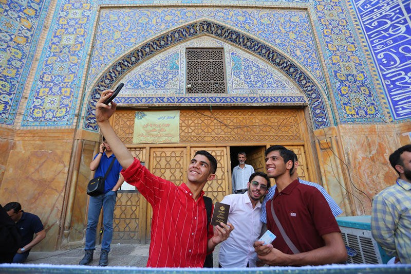 Người dân Iran chụp ảnh selfie khi đi bỏ phiếu bầu cử tổng thống, ngày 27/6. (Nguồn: IRNA)