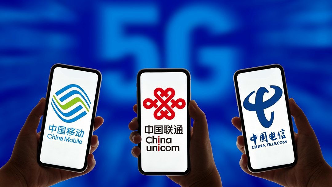 Logo của China Mobile, China Unicom và China Telecom được hiển thị trên điện thoại di động. (Nguồn: cgtn.com)