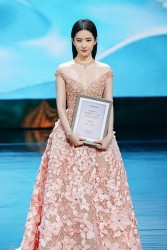 Dự liên hoan phim truyền hình, Lưu Diệc Phi ngọt ngào diện đầm Elie Saab thêu hoa