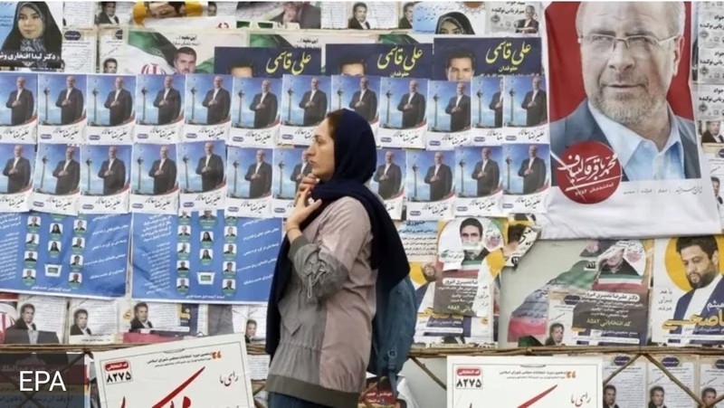 p phích giới thiệu các ứng cử viên Tổng thống trên đường phố Iran. (Nguồn: EPA)