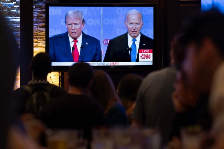 Theo dõi cuộc tranh luận giữa Tổng thống Joe Biden và người tiền nhiệm Donald Trump ngày 27/6 tại Old Town Pour House ở Chicago. (Nguồn: AFP-Yonhap)