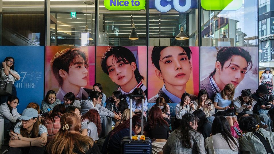 Người hâm mộ xếp hàng dài để mua album mới của nhóm nhạc nam Hàn Quốc Seventeen vào ngày 29/4/2024, đúng ngày phát hành chính thức album. (Nguồn: AFP)