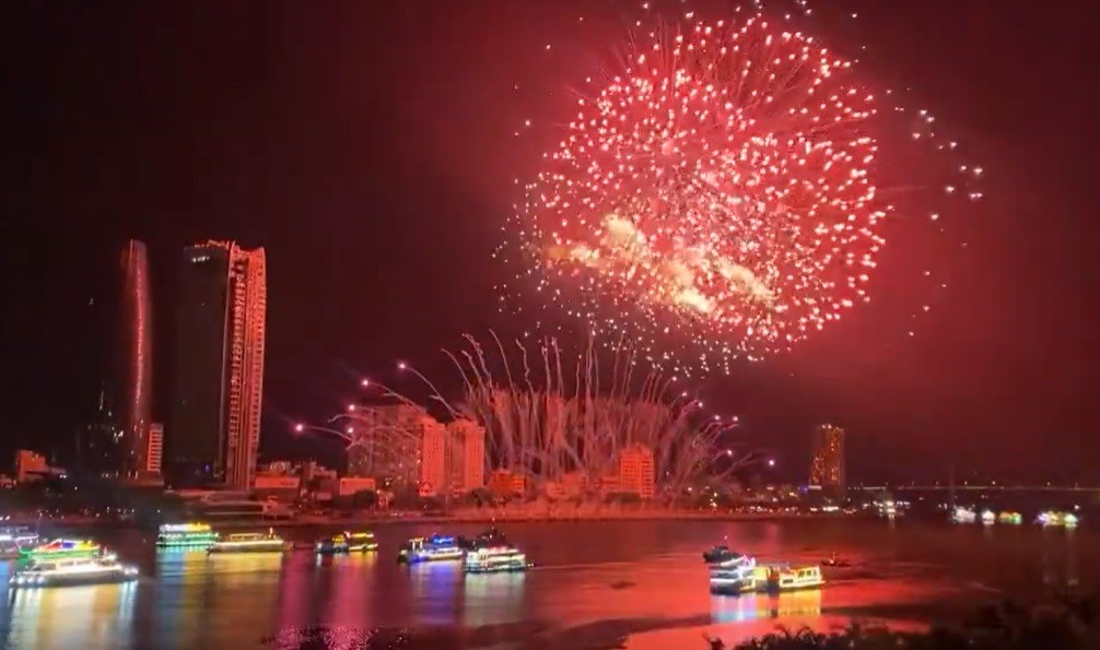 Bữa tiệc pháo hoa tuyệt đẹp: Trung Quốc và Phần Lan làm nên kỳ tích trên bầu trời Đà Nẵng
