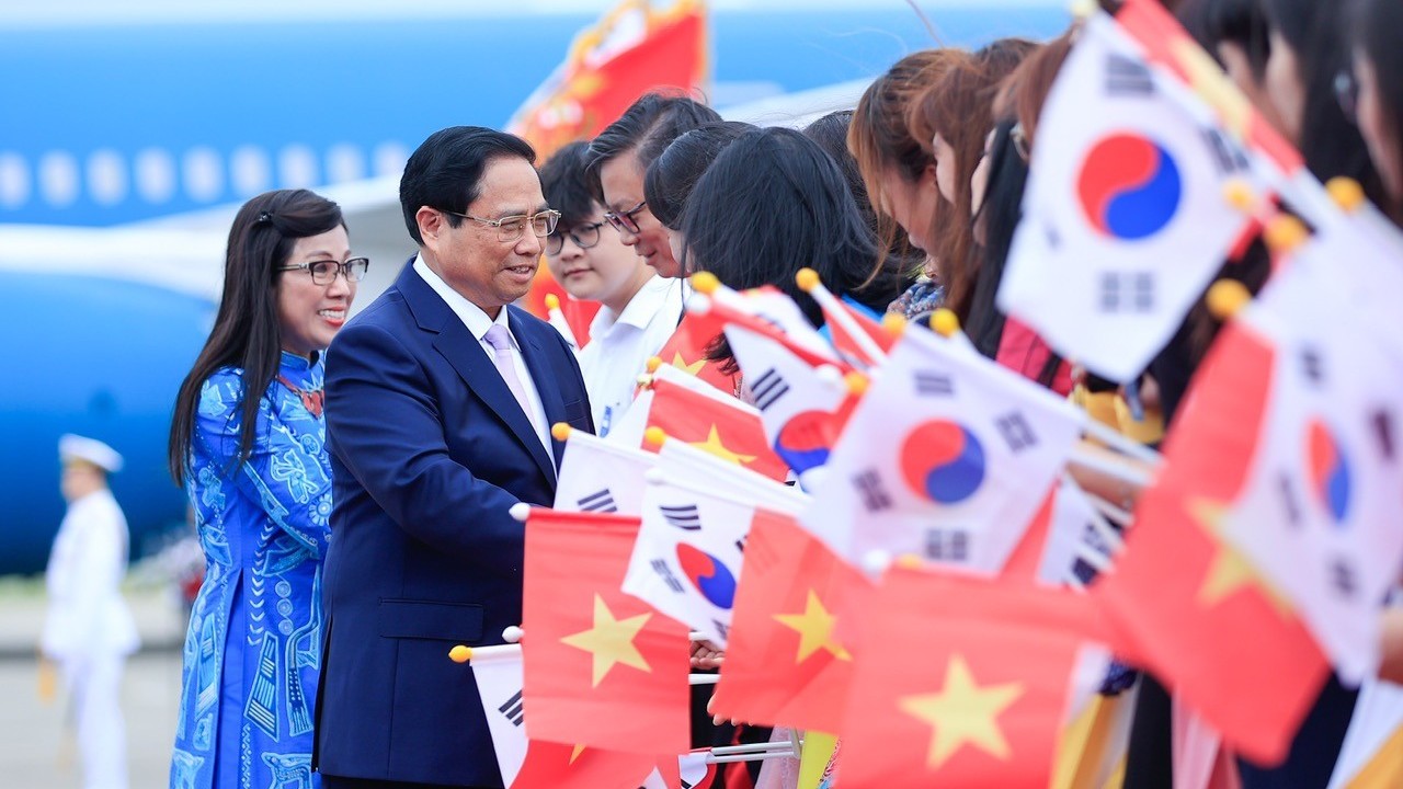 Official welcome ceremony held for PM Pham Minh Chinh at Seoul Air Base