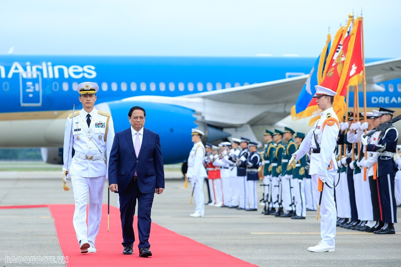 Cục trưởng Cục Lễ tân, Bộ Ngoại giao Hàn Quốc và Đại sứ Việt Nam tại Hàn Quốc lên tận máy bay đón Thủ tướng Chính phủ và Phu nhân.