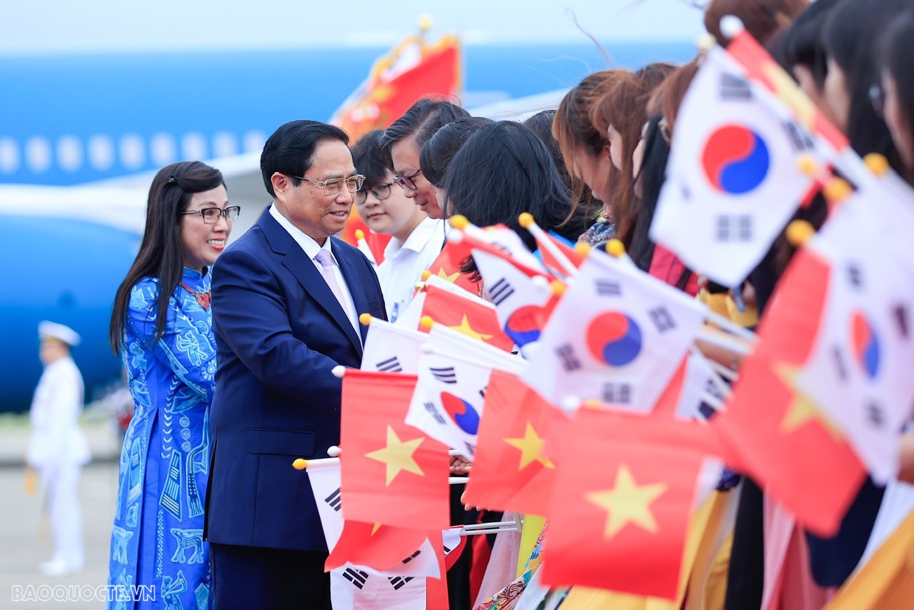 Official welcome ceremony held for PM Pham Minh Chinh at Seoul Air Base