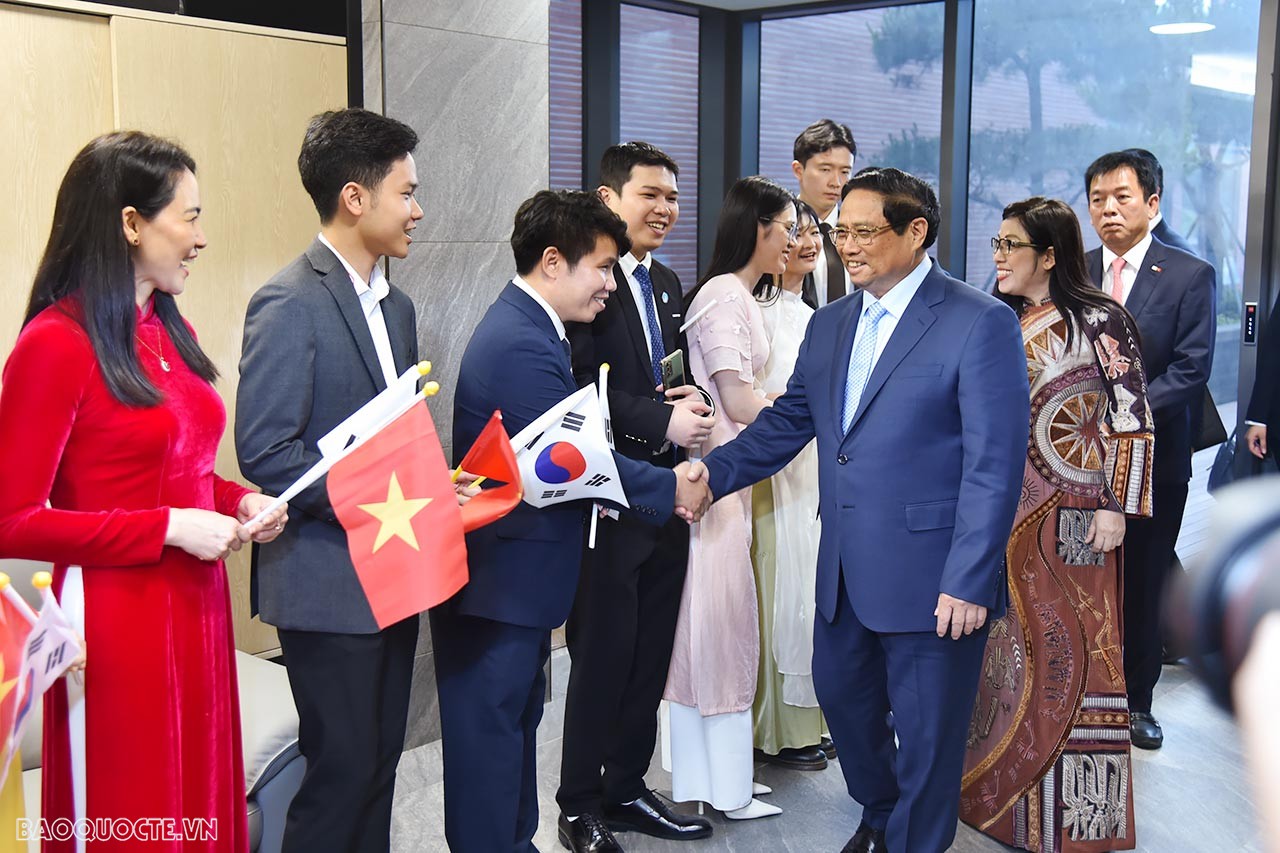 Prime Minister Pham Minh Chinh meets Vietnamese people in RoK