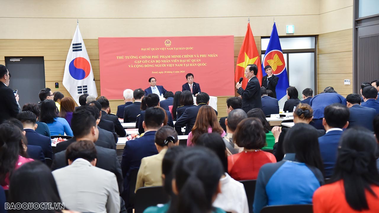 Prime Minister Pham Minh Chinh meets Vietnamese people in RoK