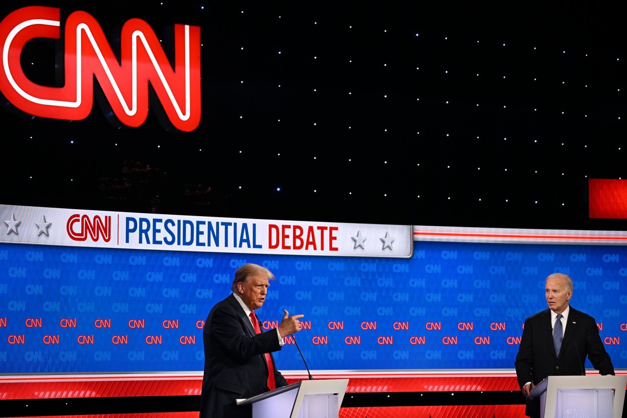 Cựu Tổng thống Mỹ Donald Trump (trái) và Tổng thống đương nhiệm Joe Biden tham gia màn tranh luận đầu tiên, ngày 27/6, trước thềm cuộc bầu cử vào tháng 11 tới. Hai ứng viên của đảng Dân chủ và đảng Cộng hòa công kích nhau mạnh mẽ khi tranh cãi về một loạt
