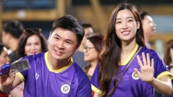 Hoa hậu Đỗ Mỹ Linh và chồng doanh nhân mừng CLB Hà Nội nhận huy chương đồng V-League 2023/24