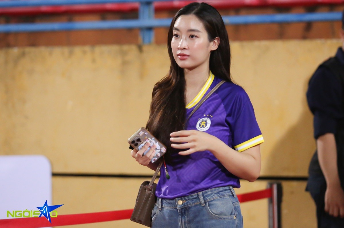 Hoa hậu Đỗ Mỹ Linh và chồng doanh nhân mừng CLB Hà Nội nhận huy chương đồng V-League 2023/24