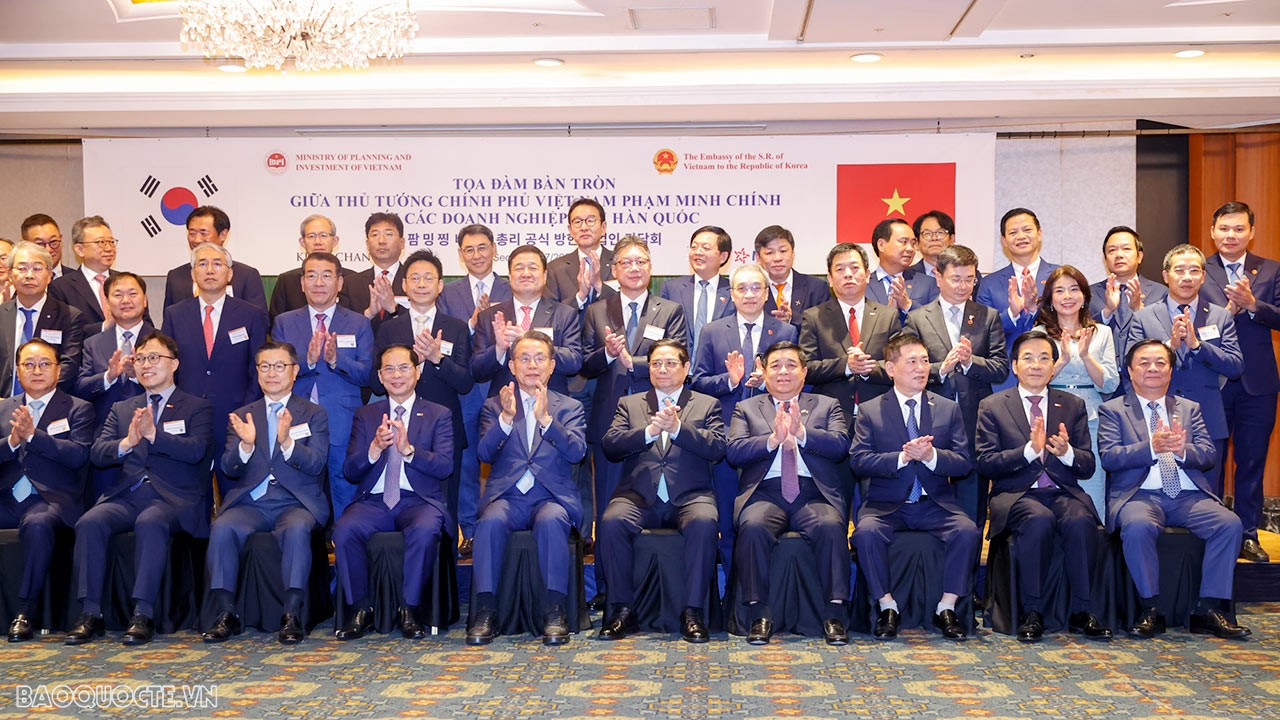 PM Pham Minh Chinh held working breakfast with leaders of some RoK major businesses in Seoul