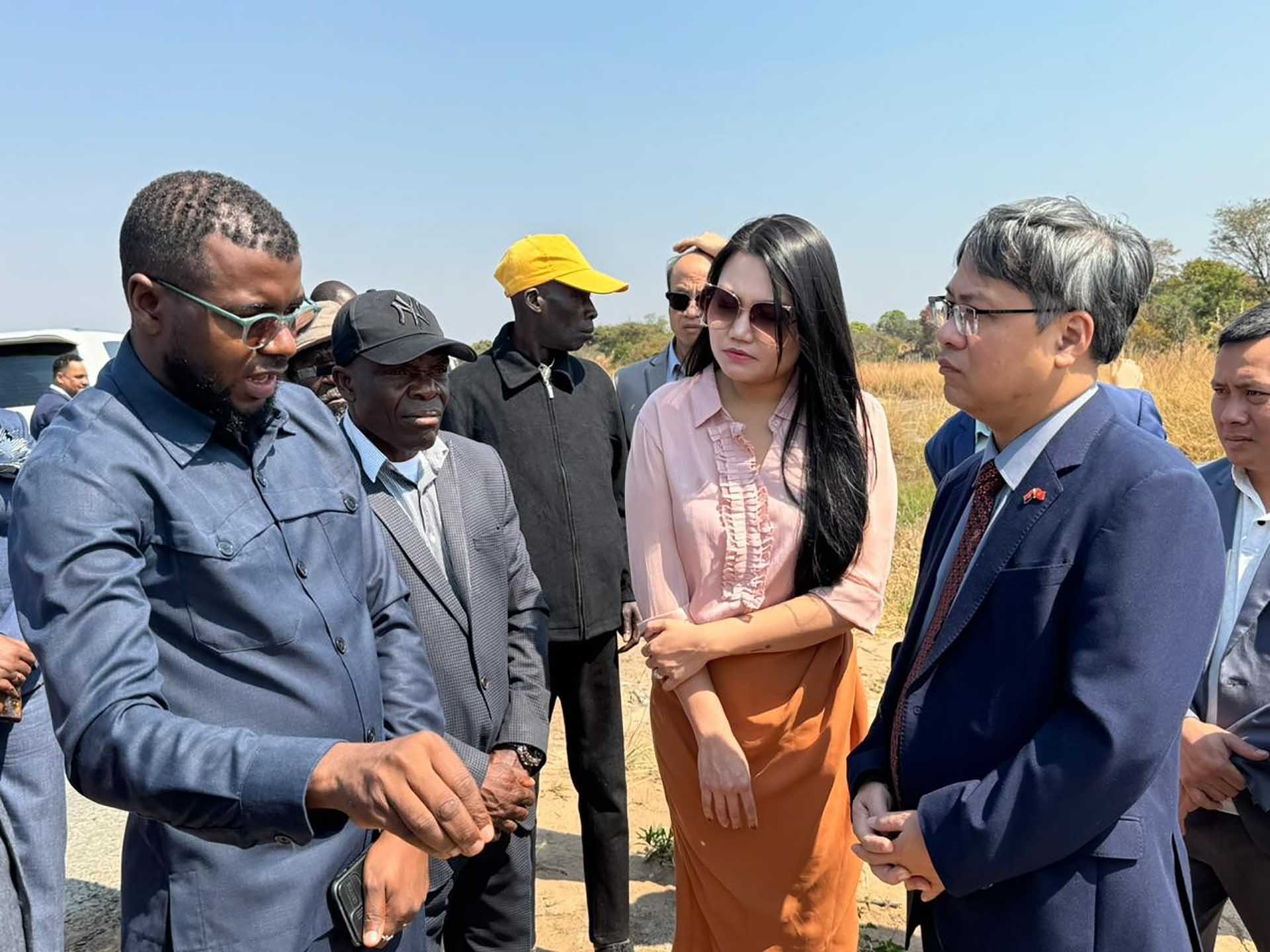 Đoàn công tác Đại sứ quán Việt Nam thăm và làm việc tại tỉnh Lunda Sul, Angola