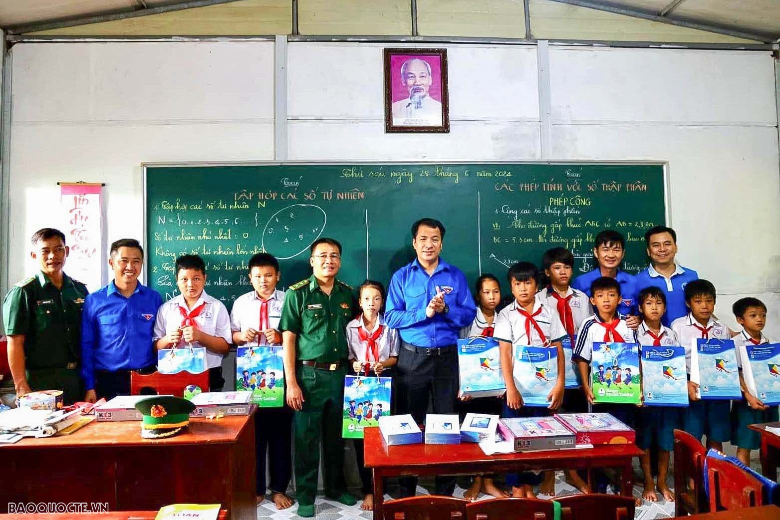 Đồng chí Ngô Văn Cương, Bí thư Ban Chấp hành Trung ương Đoàn (thứ 7 từ trái qua) tặng quà các em học sinh lớp học tình thương. (Ảnh: Văn Định)