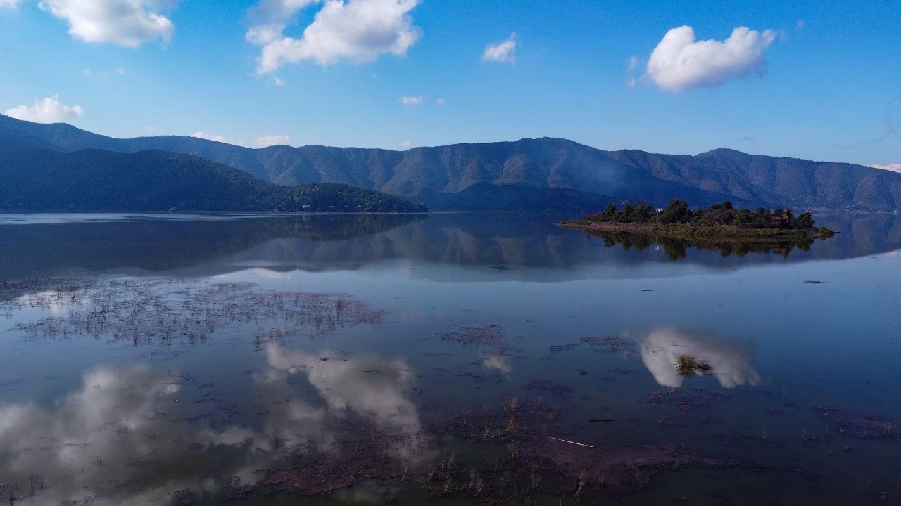 Các hồ khô cạn ở Chile ‘hồi sinh’ sau những trận mưa như trút nước