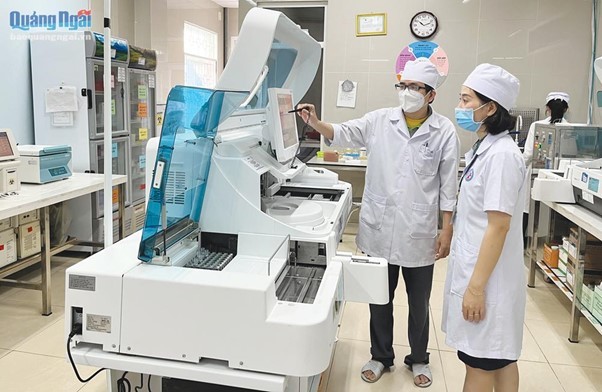 Quỹ từ thiện xã hội Hàn Quốc và Doosan Vina tài trợ thiết bị y tế cho Bệnh viện Đa khoa tỉnh Quảng Ngãi. (Ảnh: A.Nguyệt)