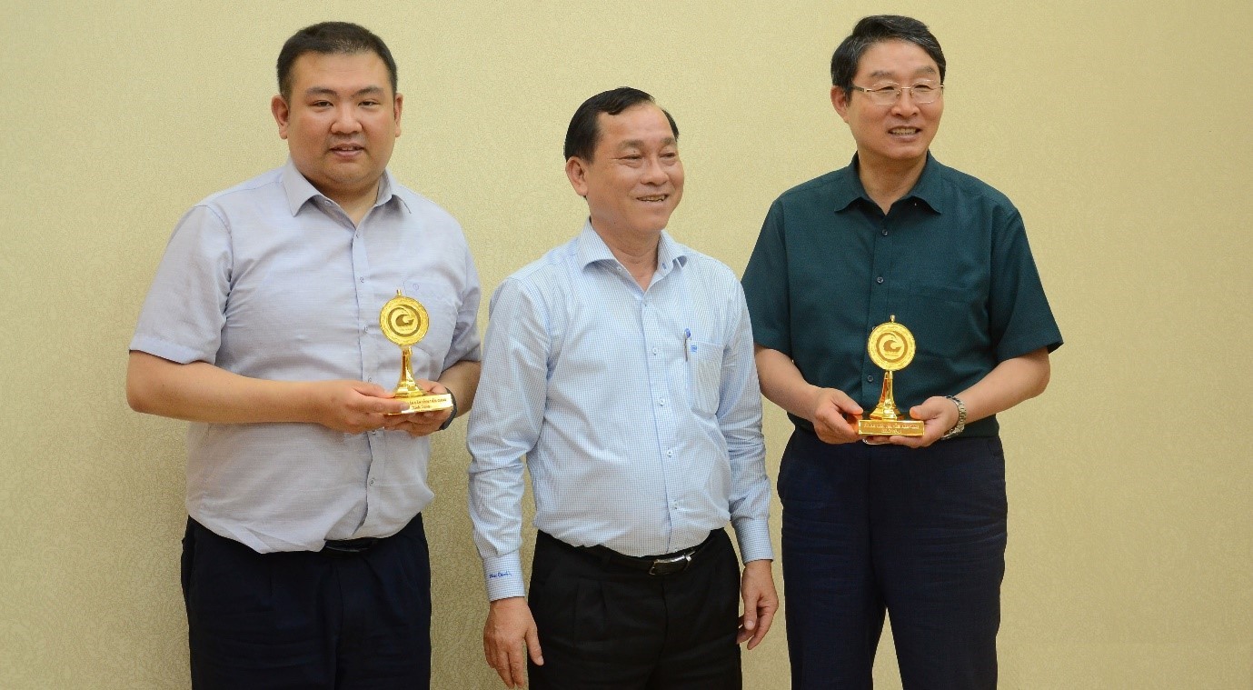 Chủ tịch UBND tỉnh Tiền Giang Nguyễn Văn Vĩnh tặng quà lưu niệm cho Hiệp hội Sản xuất thực phẩm Incheon - Hàn Quốc và Công ty TNHH SRC.