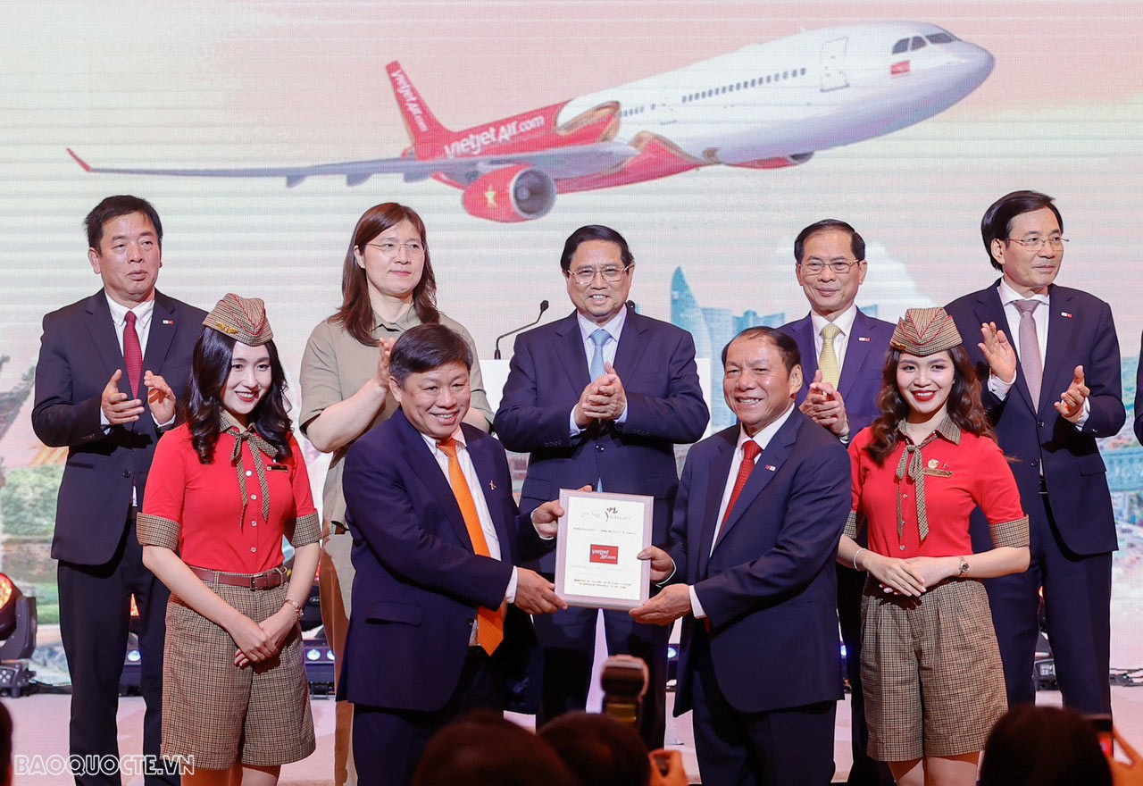 Dưới sự chứng kiến của Thủ tướng Phạm Minh Chính, Bộ trưởng Bộ VHTT&DL Nguyễn Văn Hùng trao tặng Kỷ niệm chương chúc mừng cho hành trình 10 năm kết nối giữa Việt Nam - Hàn Quốc của Vietjet.