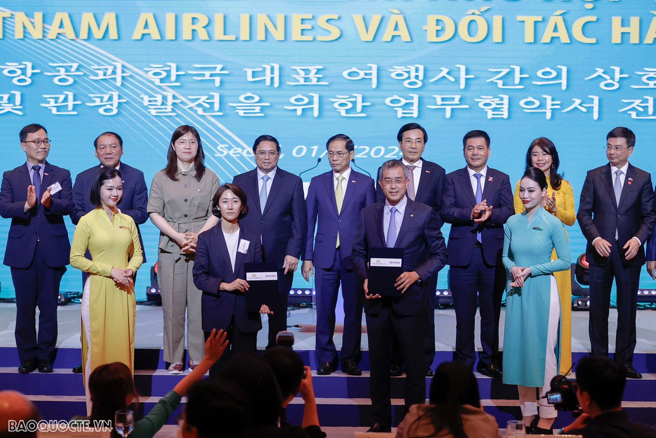 Thủ tướng chứng kiến Lễ trao Biên bản ghi nhớ hợp tác giữa Vietnam Airlines và đối tác Hàn Quốc