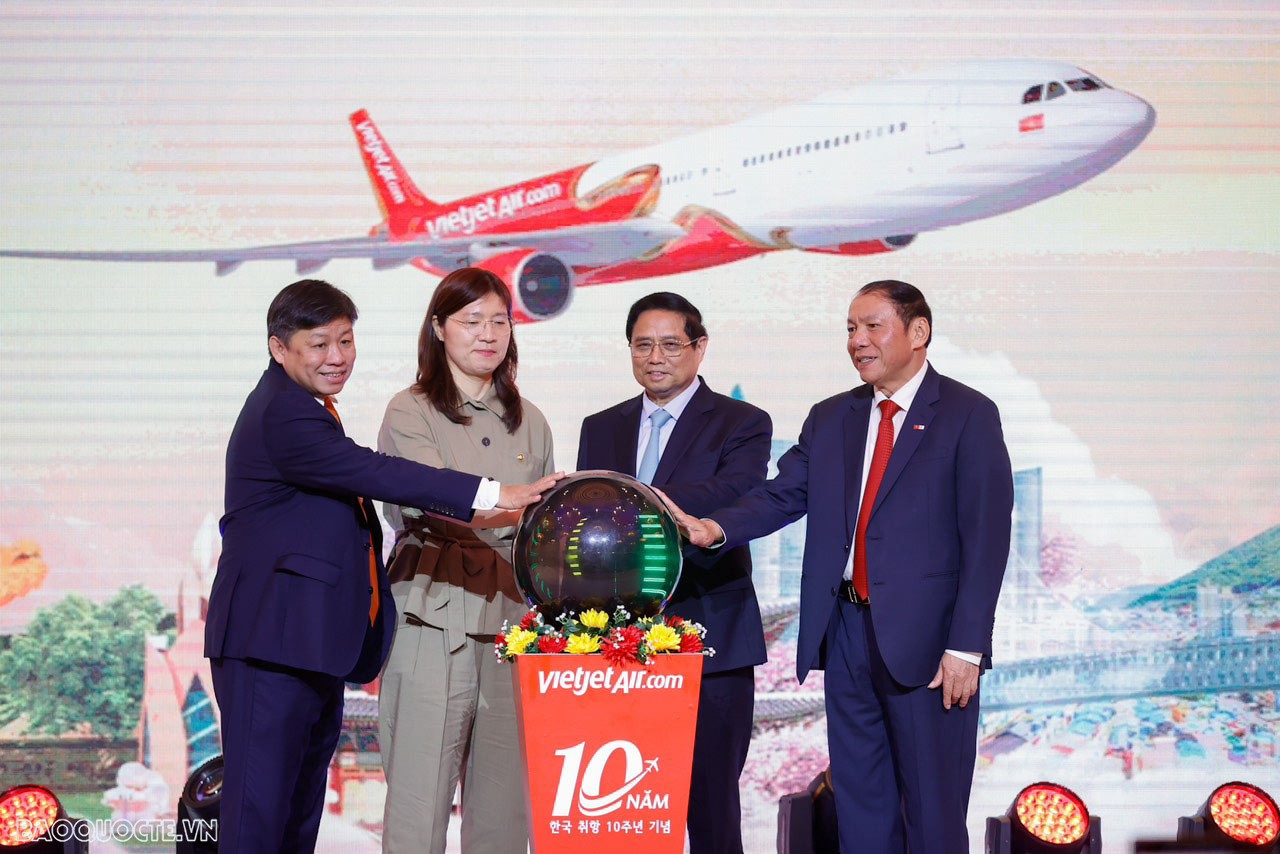Thủ tướng cùng các đại biểu thực hiện nghi thức công bố mở đường bay mới Daegu-Nha Trang của Hãng hàng không Vietjet.