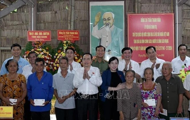 National Assembly Chairman visits Chuong Thien Victory historical site in Hau Giang